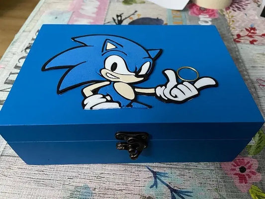 Blue wooden gaming box with raised Sonic the Hedgehog design holding a ring, Caja Sonic Erizo collectible organizer.