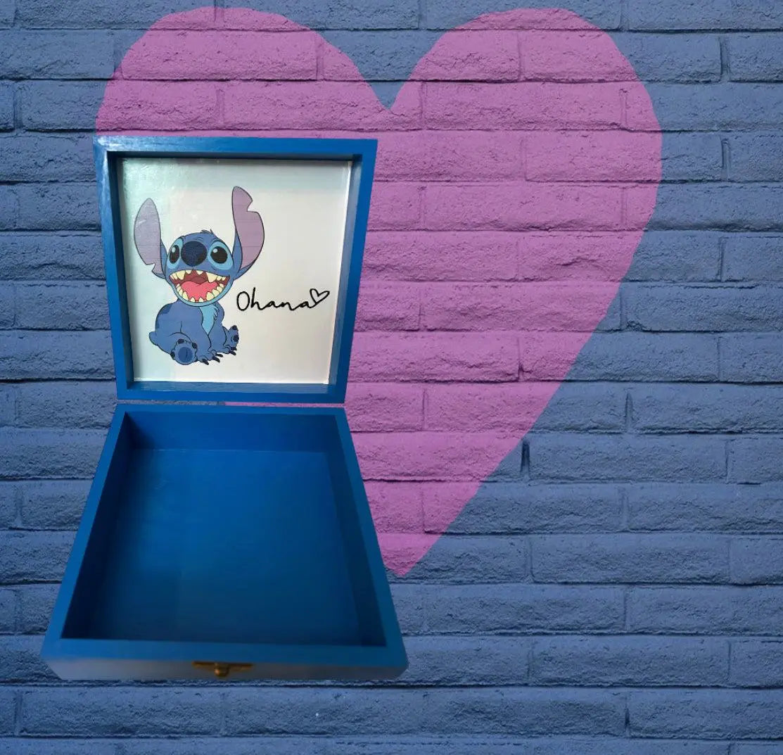 Caja de madera artesanal pintada a mano con diseño de Stitch y personalización con nombre.