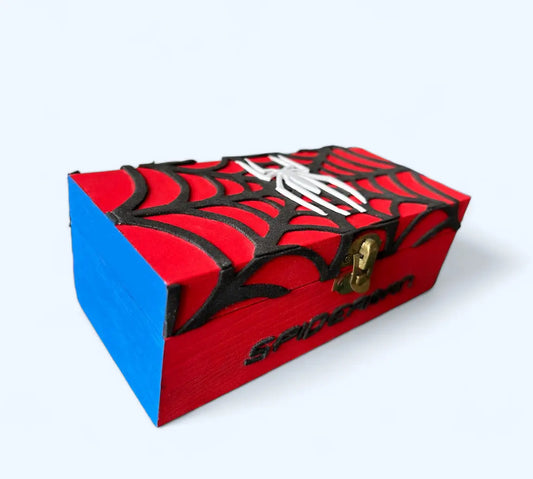 Caja Spider-Man de madera decorativa roja y azul con diseño de telaraña en relieve y cierre metálico.