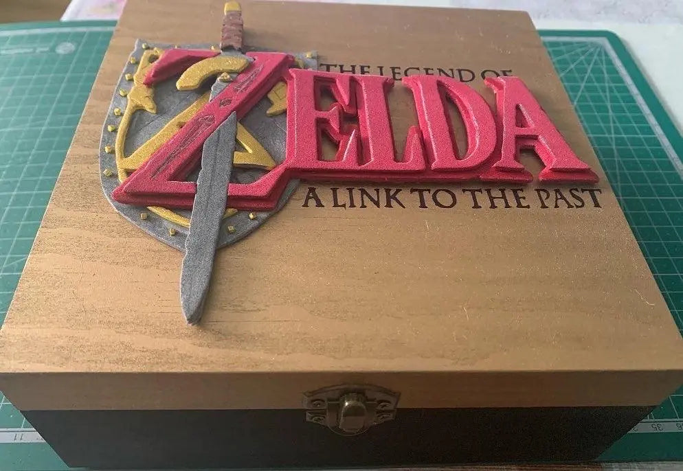 Handcrafted wooden Caja Zelda Link to the Past box with embossed logo and sword design for SNES fans and collectors.